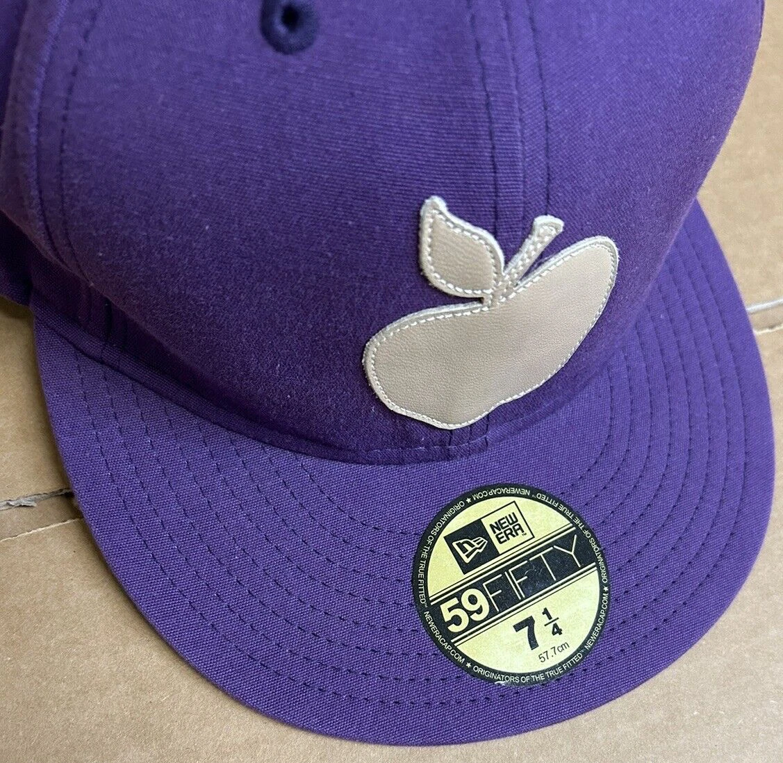 NUOVISSIMO Cappellino Supreme Apple New Era 59Fifty Fitted Viola CAMPIONE Taglia 7 1 4