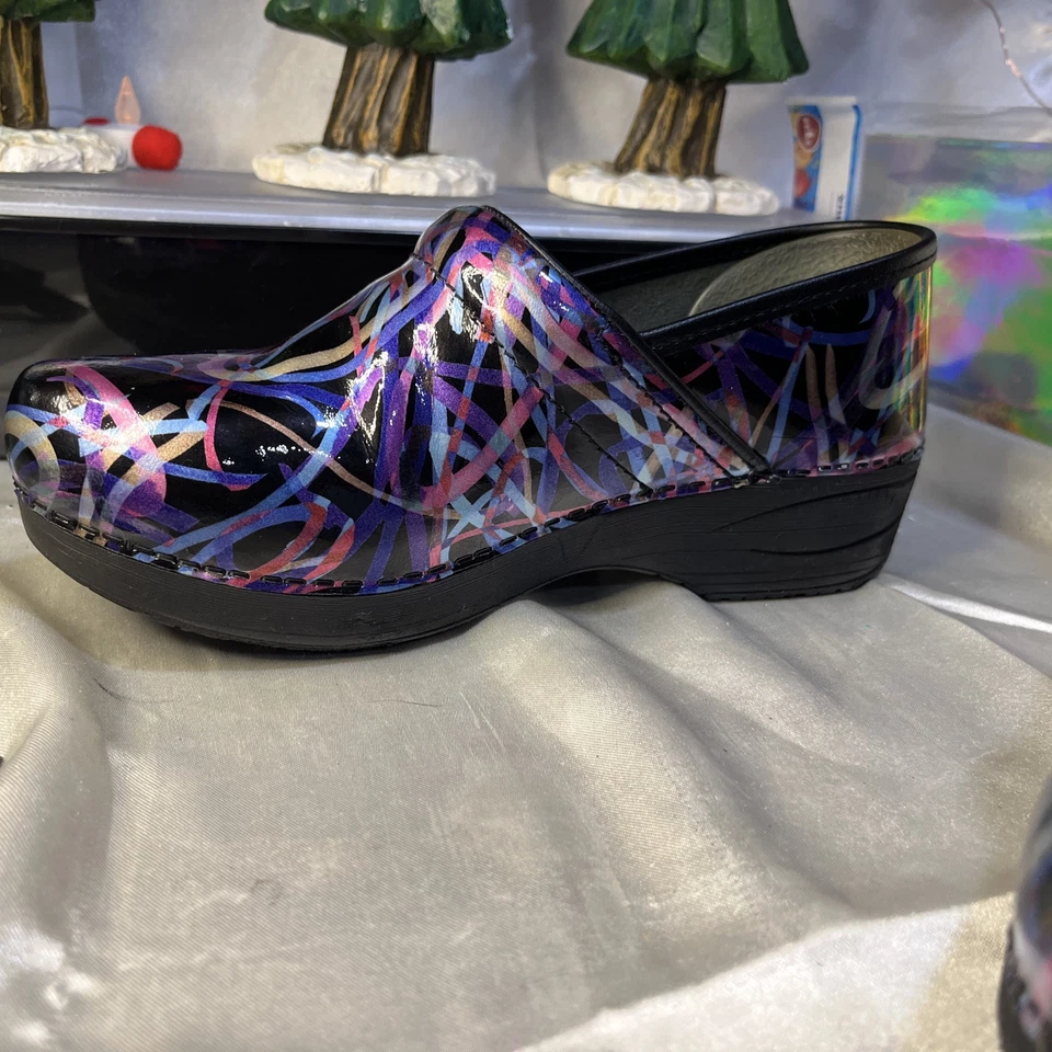 Zueco para mujer Dansko XP 2.0 negro, púrpura cinta charol talla 39EU 8-8.5 Foto 3 de 4