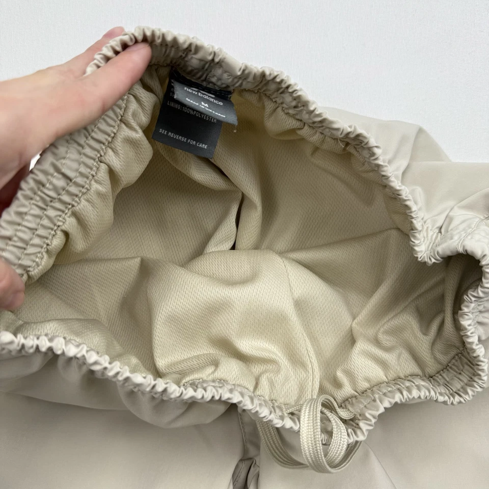 Pantalones de chándal New Balance cortavientos para hombre talla M beige forrados reflectantes Foto 4 de 4