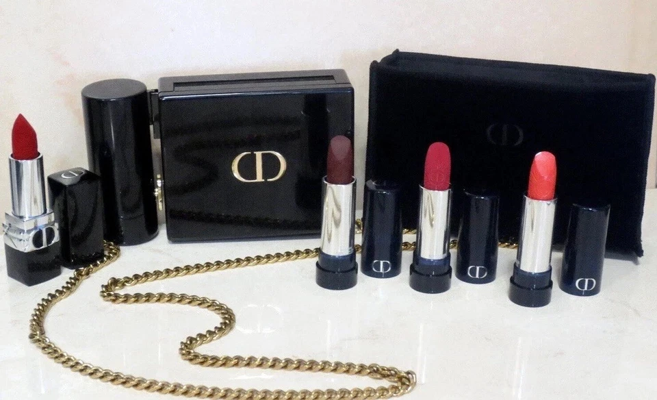 Nuevos labiales Dior 2022 edición limitada 4 tamaño completo presentados en un bolso de mano negro Foto 2 de 4