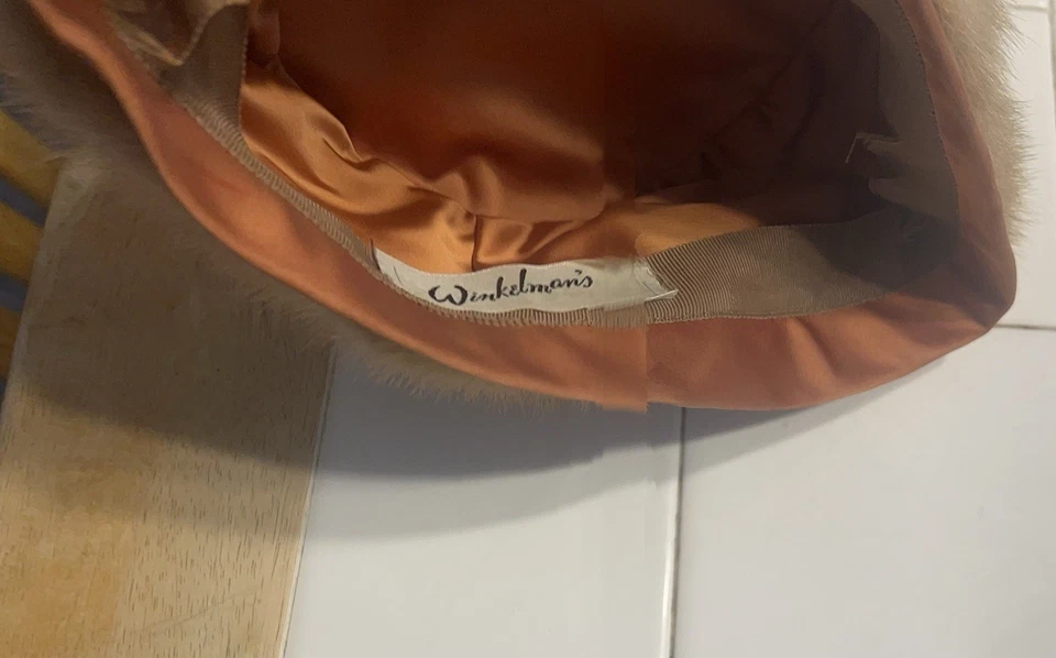 Auténtico sombrero vintage - años 50’s-1960’s rubio visón/pastillero satinado. Foto 3 de 4