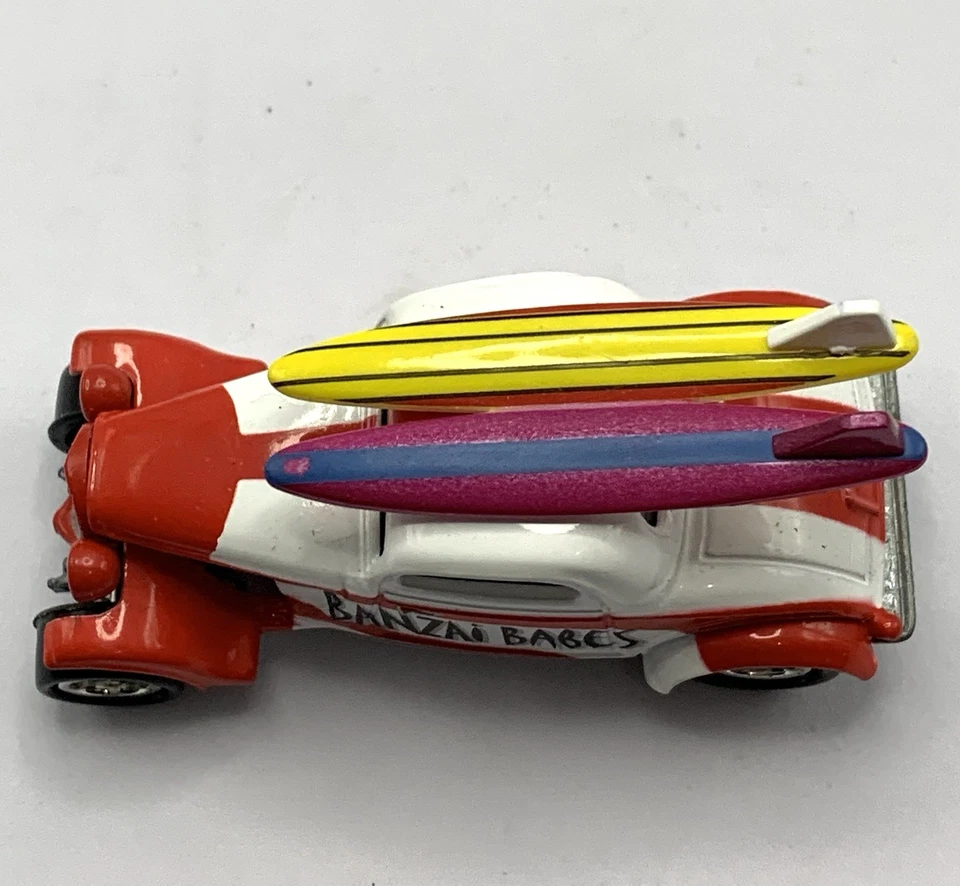 Cañas de surf Johnny Lightning Banzai Babes 1:64 rojo y blanco Ford 1934 Foto 4 de 4