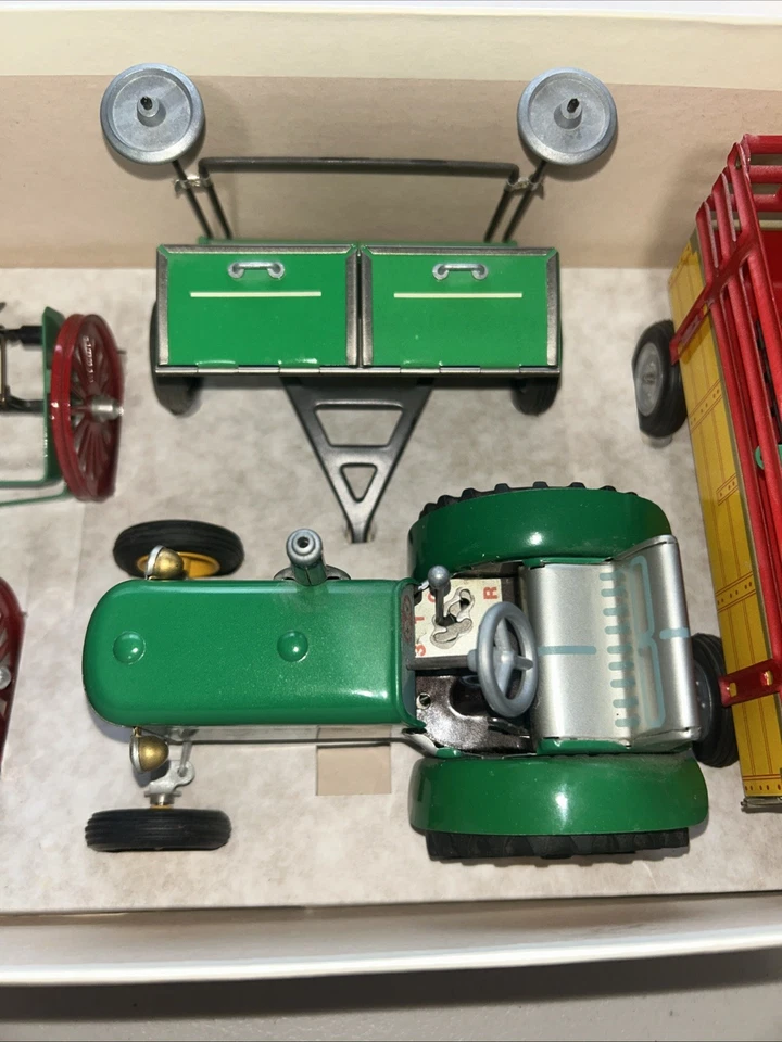 Kovap 0415 Agro Tractor with Tin Accessories 1/25 Green - Image 3 of 4