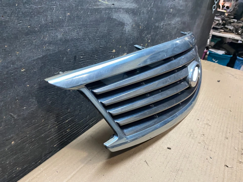 Grelha frontal superior 2010 a 2015 Infiniti G37 G25 fabricante de equipamento original U7849 DG - Imagem 3 de 4