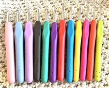 Lot of 12 Crochet Hooks - Aluminum, Ergonomic Soft Grip Handles, Sz 2mm to 7mm
