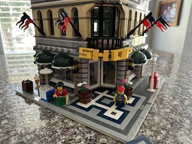 LEGO Set 10211 Grand Emporium w/ Instructions & Minifigures - Complete (no box)