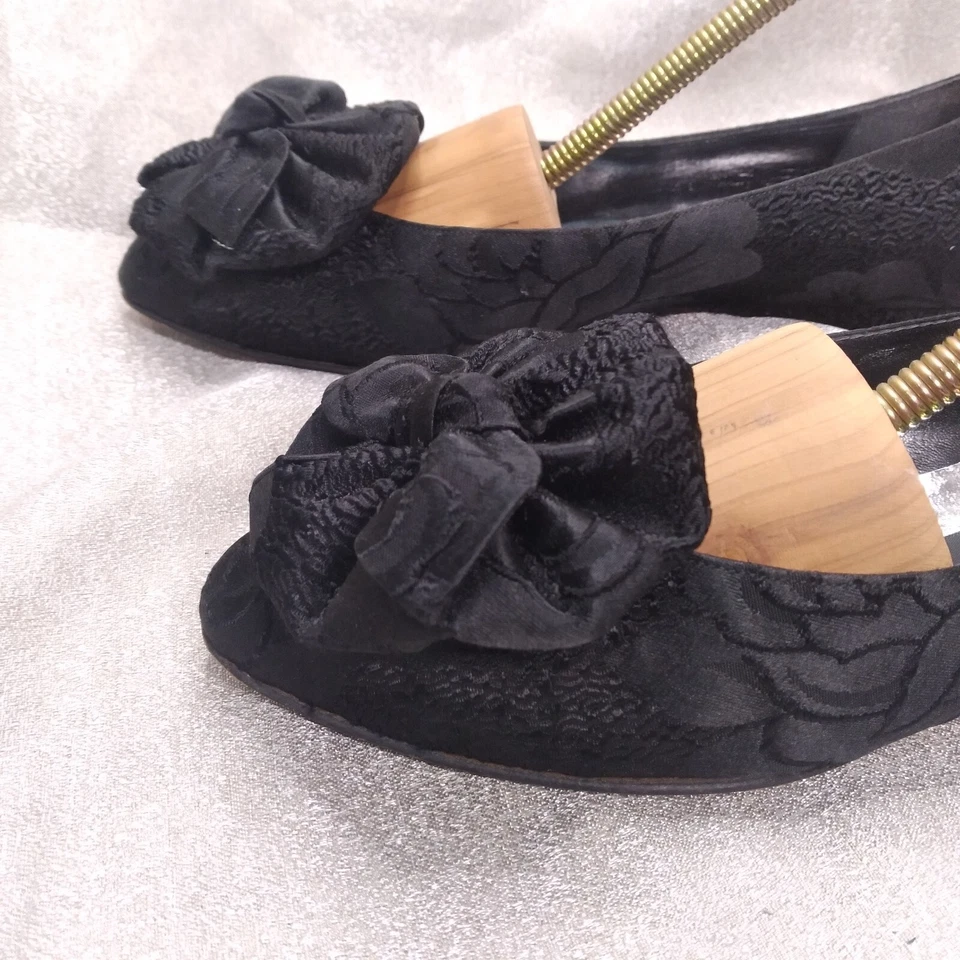 Zapatos planos Stuart Weitzman Mr Seymour totalmente negros de tela floral con lazo 6 mujeres de EE. UU. Foto 4 de 4