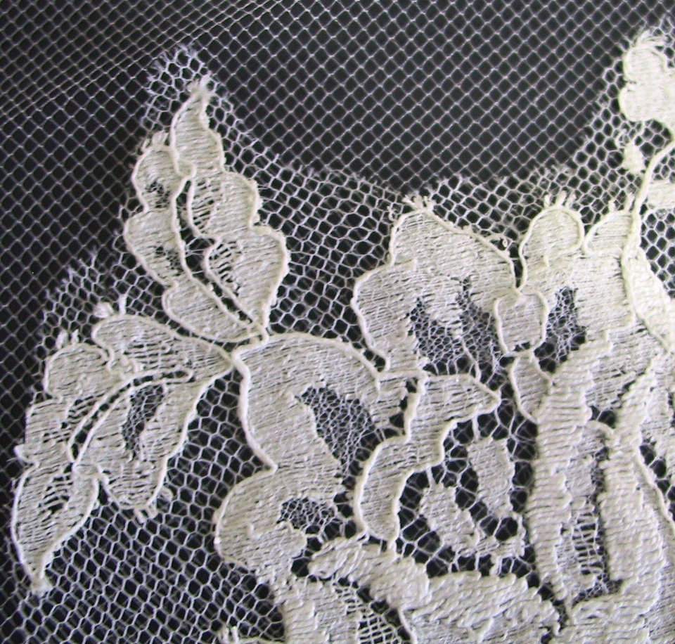 Conjunto de apliques de novia de encaje Chantilly - Alfred Angelo 1973 - Vestido vintage marfil ribete Foto 3 de 4