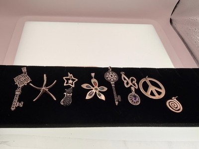 Signiertes Set aus 10 Sterlingsilber Anhängern 30,64 g Schmetterling Schlüssel Peace Charms
