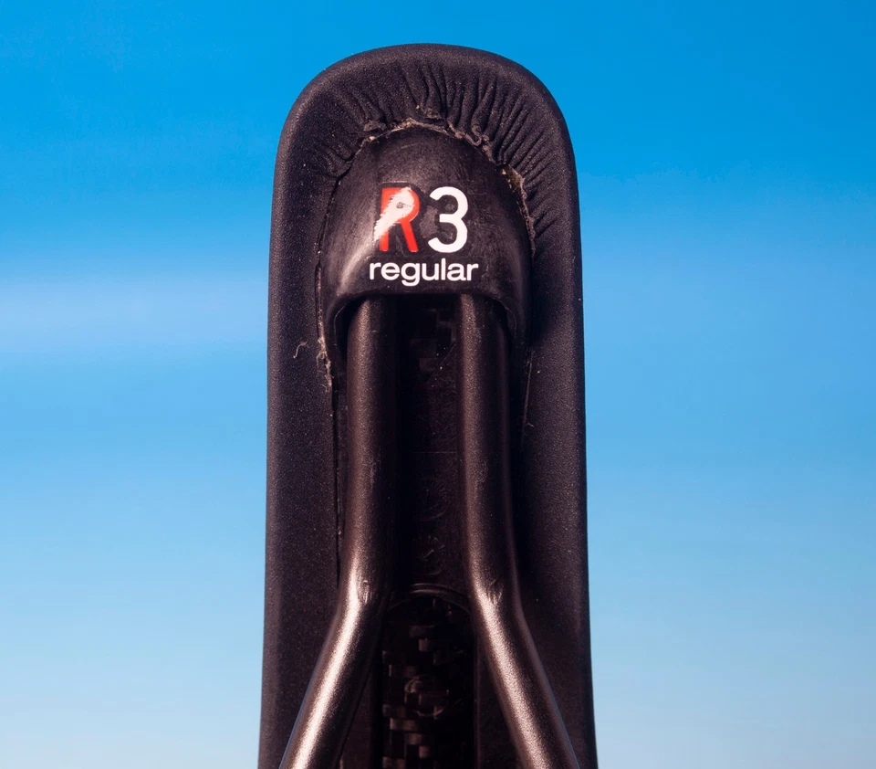 SELLA FIZIK ANTARES CARBON 272x 40mm 195 Grammi NERA + INSERTI CELESTE BIANCHI - Imagen 2 de 4