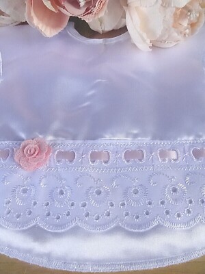 Baby Satin Lätzchen weiß rosa Blumenmädchen Lochstickerei Anglaise Spitze Taufe gefüttert