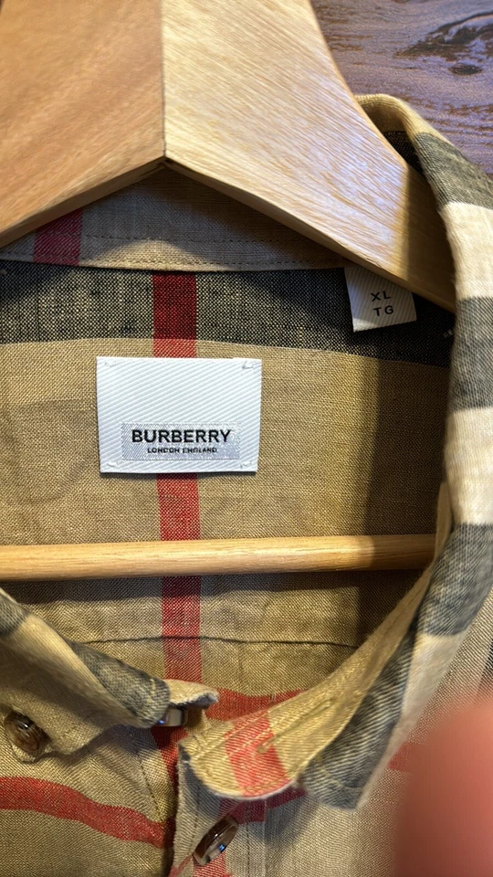 Camisa para hombre Burberry de lino con botones Foto 2 de 4