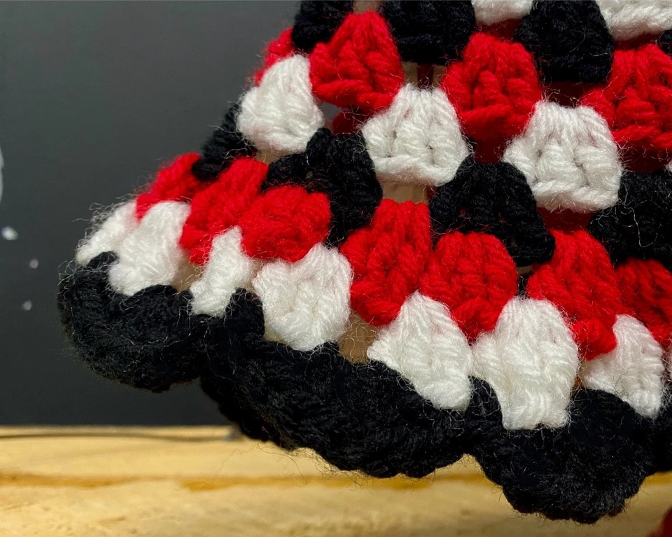 Sombrero cubo hecho a mano de ganchillo para adultos en rojo claro y negro/blanco Foto 2 de 2