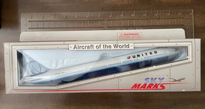 NEW - SkyMarks SKR034 United Airlines Boeing 777-200 Plastic Snap Fit - RARE!