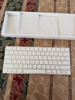 Apple Magic Keyboard w/ Numeric Keypad White Wireless Bluetooth QWERTY A1843