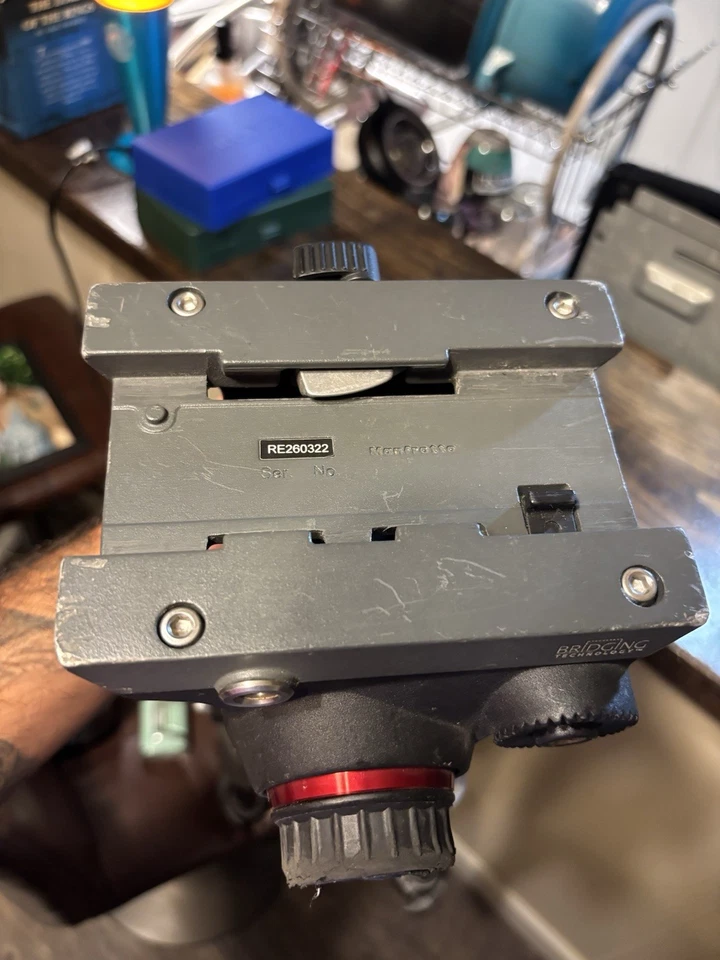 Trípode de aluminio Manfrotto MT055XPRO3 de 3 secciones con cabezal de video fluido MVH502AH Foto 4 de 4