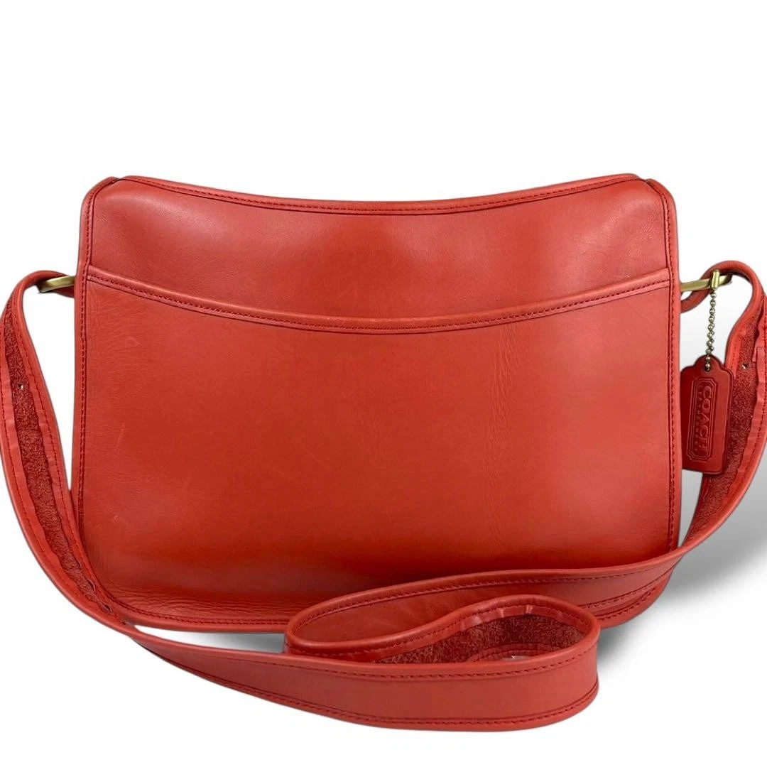 Vecchia borsa a tracolla Coach in pelle arancione tono oro ferramenta con ciondolo tracolla buona