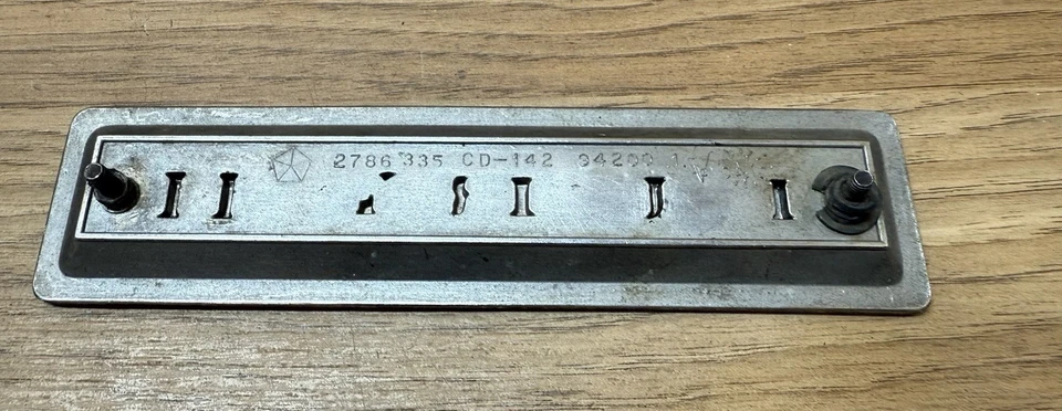 Chrysler vintage 1968 Plymouth Fury II emblema 2786335 OEM Foto 4 de 4