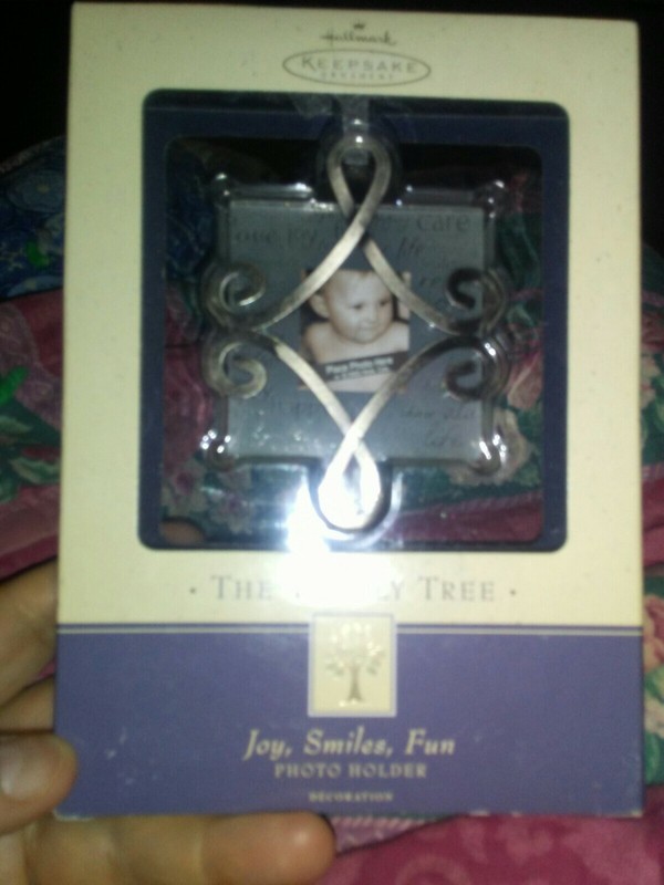 Hallmark Keepsake Ornament The Family tree Joy Smiles Fun Photo Holder NEW