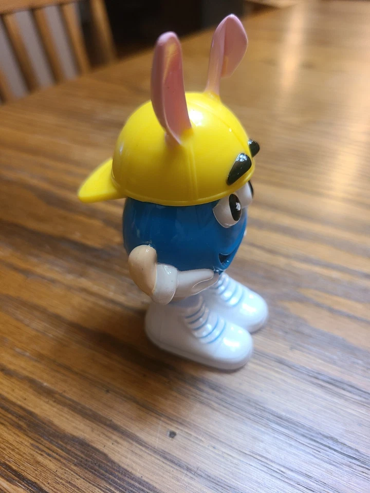 Conjunto de 2 bonecos de brinquedo M&M Guys coelho e pulseira arma de esguicho - Imagem 3 de 4