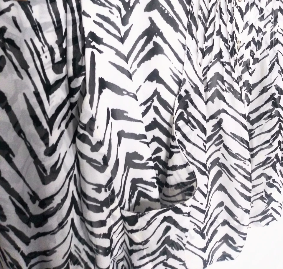 Blusa Grace Elements L Estampado Animal Negro Blanco Bolsillos Pintuck Transparente Fluida Foto 4 de 4