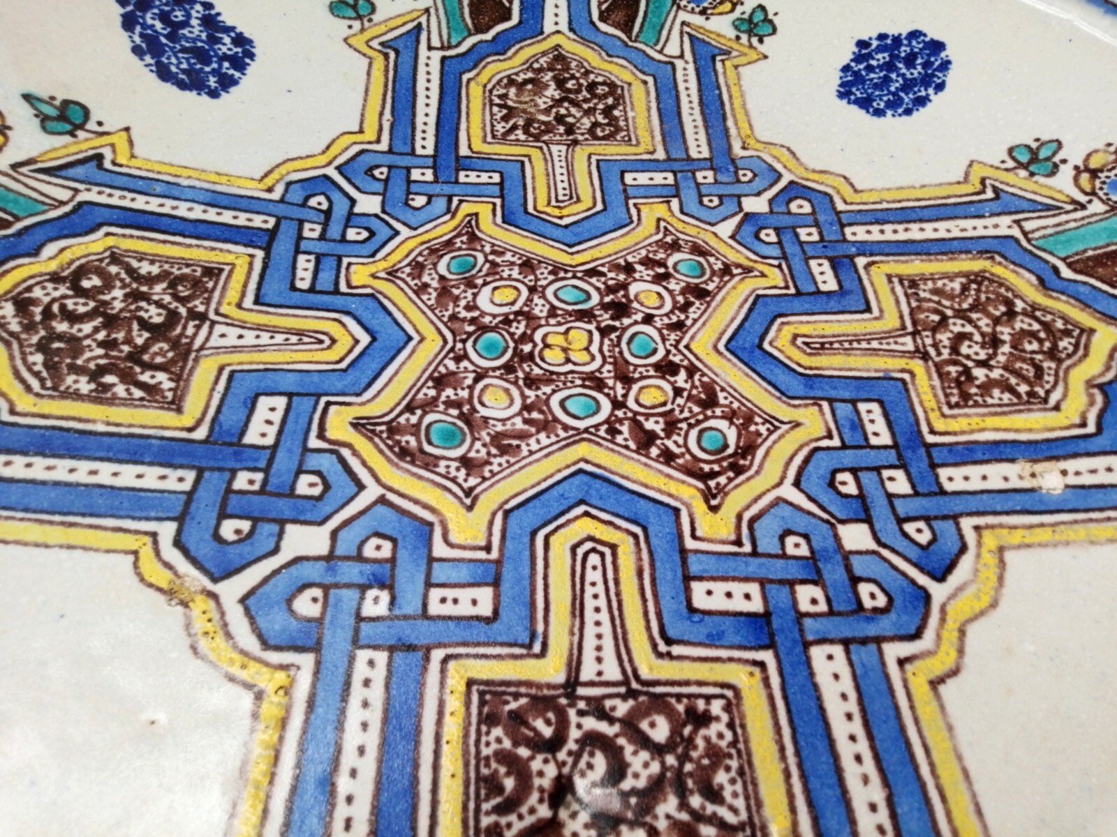 Grand Plat Rond COCEMA De Fès – 45 Cm – Porcelaine Marocaine – Vintage