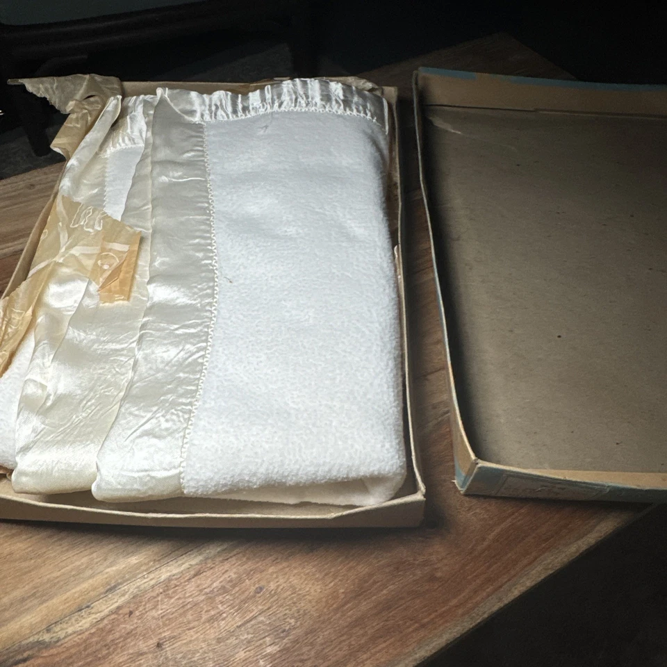 Manta Bebé Beacon Gruesa Blanca De Colección con Borde Satinado 36x50 En Caja Original Foto 2 de 4