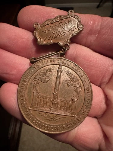 Scarce 1907 Richmond, Virginia Confederate Reunion Pin Badge Jefferson Davis Mem