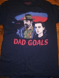 Nuevo Desconocido cosas para hombre Camiseta Papá metas Jim Tolva once  Netflix Merch Talla S | eBay