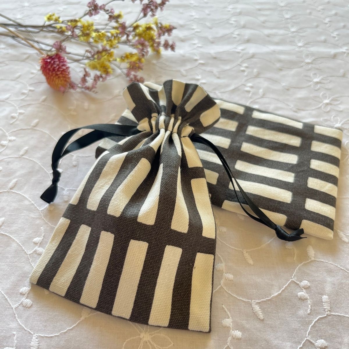 [] Simple modern pattern mini drawstring bag (bla… - image 1