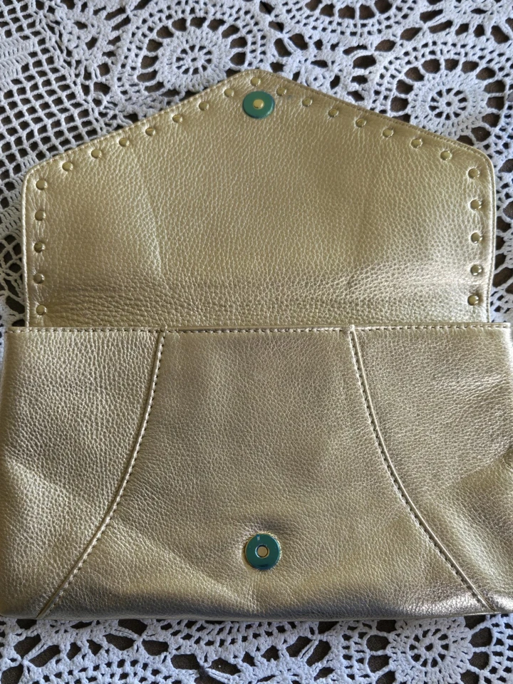 Cartera sin asas Lilly Pulitzer dorada metálica con sobre cierre magnético de perlas Foto 4 de 4