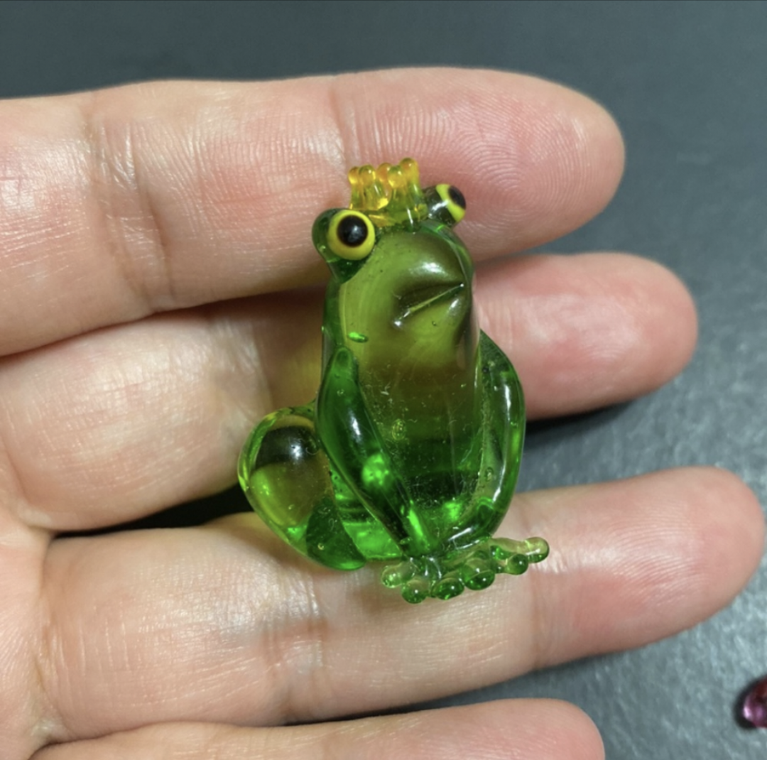 Vintage Tiny Green Glass Frog with GOLD CROWN FIGURINE eBay