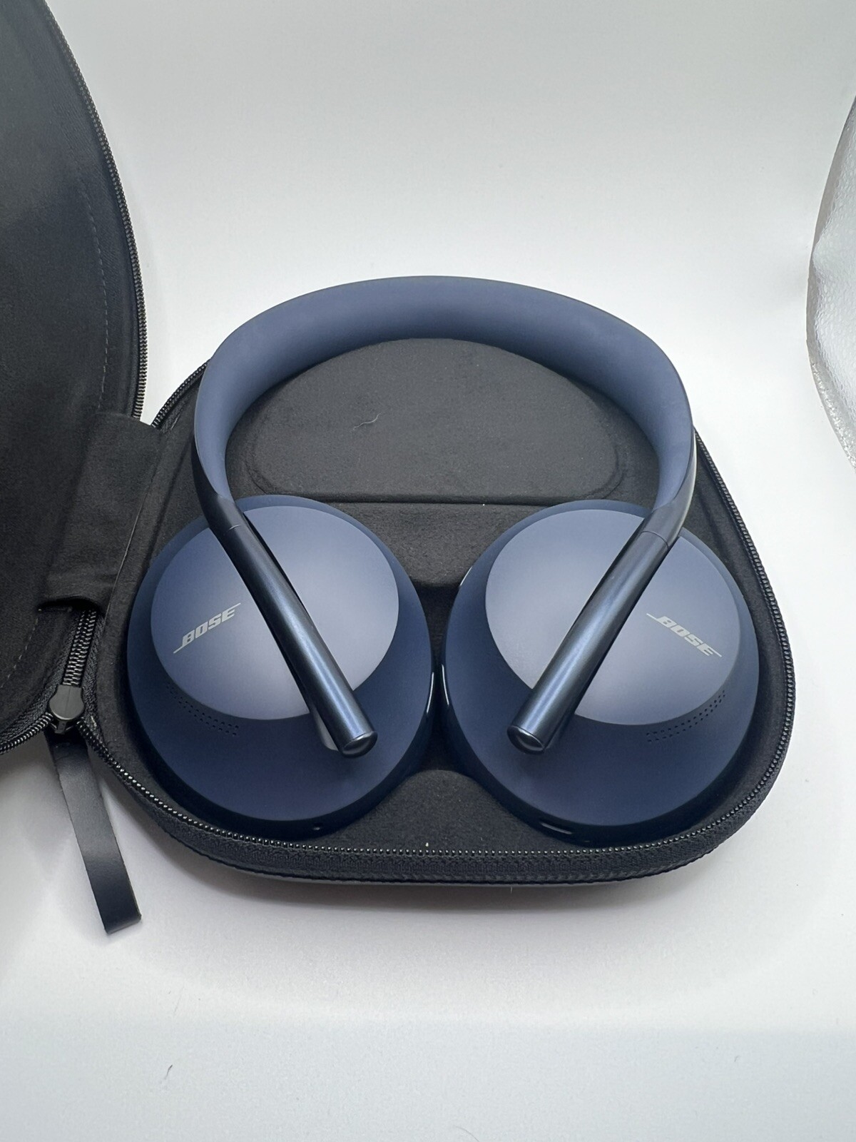 Bose 700 Wireless Noise-Cancelling Headphones in Sleek Blue Finish-image