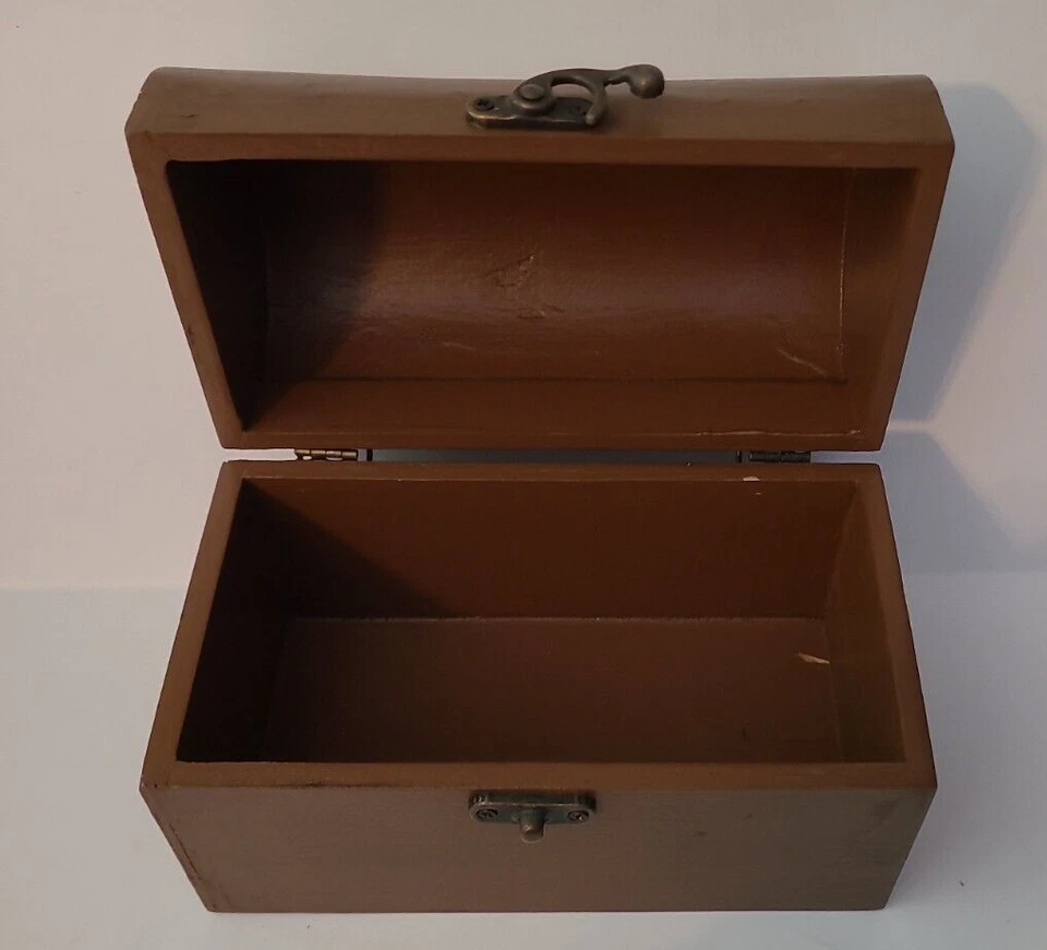 Vintage Faux Wood Treasure Chest with Decorative Metal Closure 5"H x 7.5"L x4" W - Image 2 of 4