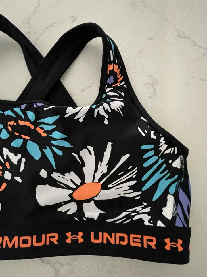 Sutiã esportivo Under Armour~2x~1362899~preto estampado crossback compressão média em excelente estado usado - Imagem 3 de 4