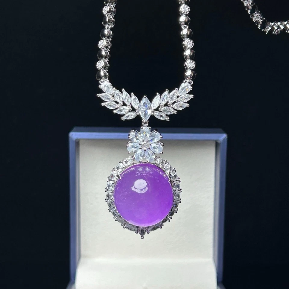 Collar colgante de piedras preciosas de lavanda con diseño de hoja de halo de diamantes de plata de ley Foto 2 de 4
