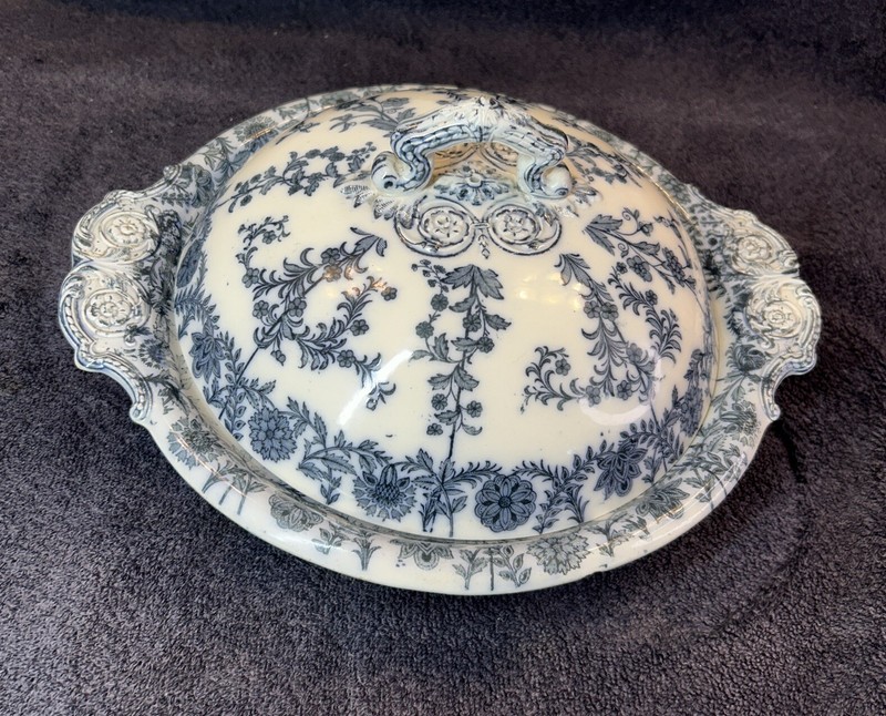 Antique Copeland Stoke Upon Trent Blu/Wht Covered Serving Dish Pedestal w lid.