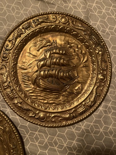 2er Set Vintage gehämmertes Messing englische hängende Wandplatten 12 Zoll Schiffe - England - Bild 3 von 7