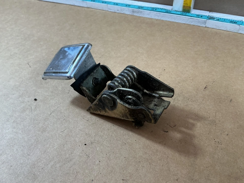 Manija de puerta interior del lado derecho del pasajero Ford Thunderbird 1980-1982 Foto 4 de 4