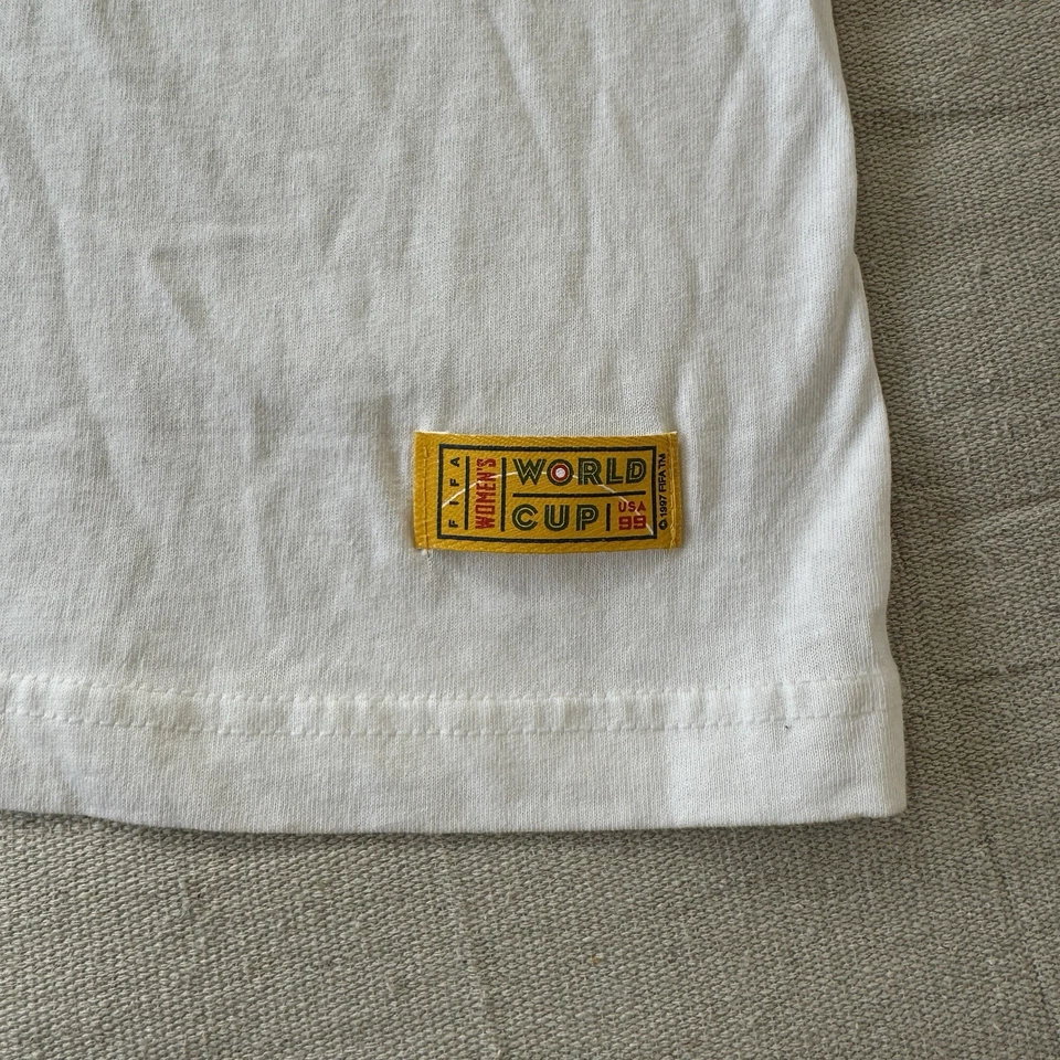 CAMISETA VINTAGE DE LA COPA MUNDIAL FEMENINA Portland 1999 FIFA NUEVA CON ETIQUETAS NUEVA Rara USA Chastain Foto 3 de 4
