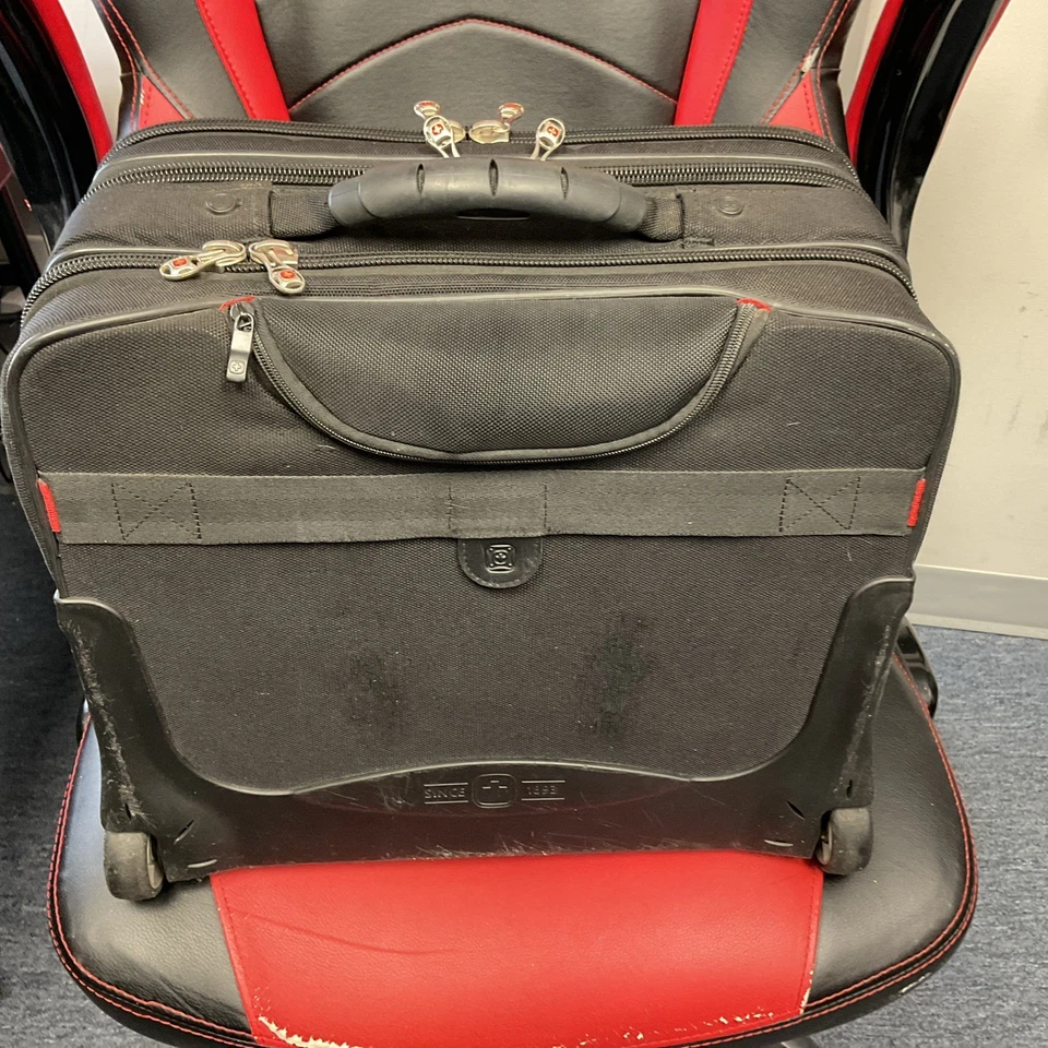 Swiss Wenger PATRIOT Black Wheeled 15.6" Laptop Case - Fits 15.4" PC PreOwned - Image 2 of 4