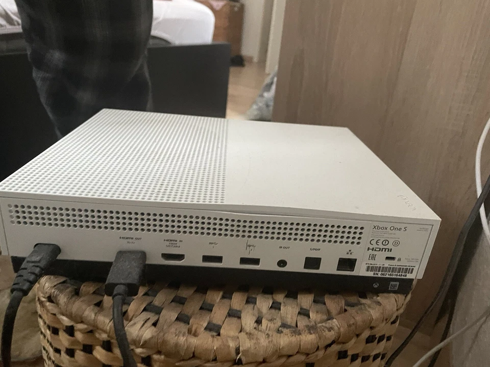 Microsoft Xbox One S All-Digital Edition, Foto 3 von 3