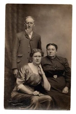 RPPC POSTCARD CIRCA 1910s FATHER, MOTHER, DAUGHTER FAMILY UNPOSTED
