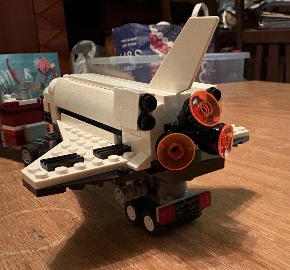LEGO Creator 31091 Shuttle Transporter, photo 2 of 5