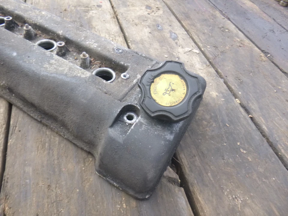 Chevrolet Tracker 2002 cubierta de válvula lado del conductor 2,5 L Suzuki Foto 3 de 4