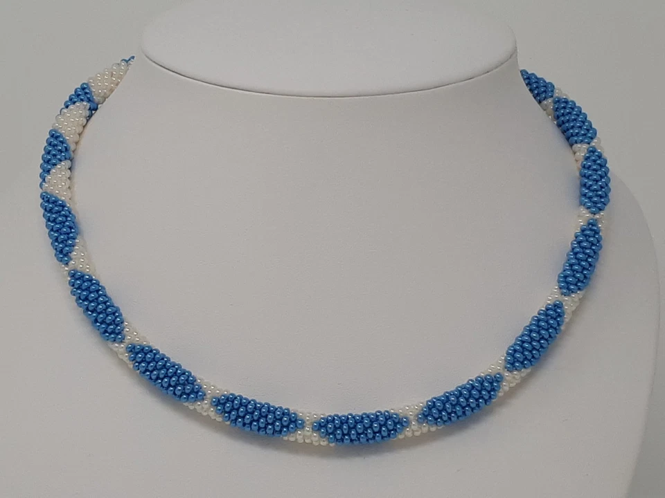 Gehäkelte Perlenkette Rautenmuster, hellblaue & weiße Rocallisperlen, Handarbeit - Bild 4 von 4