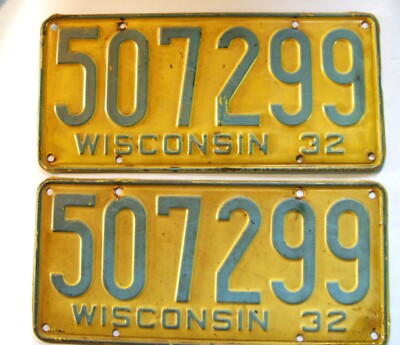 1932 Wisconsin License Plate Pair 507299 Original Paint Green and Yellow NICE