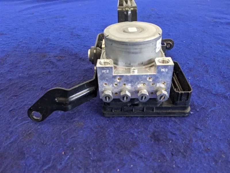 2015 Ford Mustang GT S550 Anti-Lock Brake Module Thru 03/29/15 Control Pump - Image 3 of 4