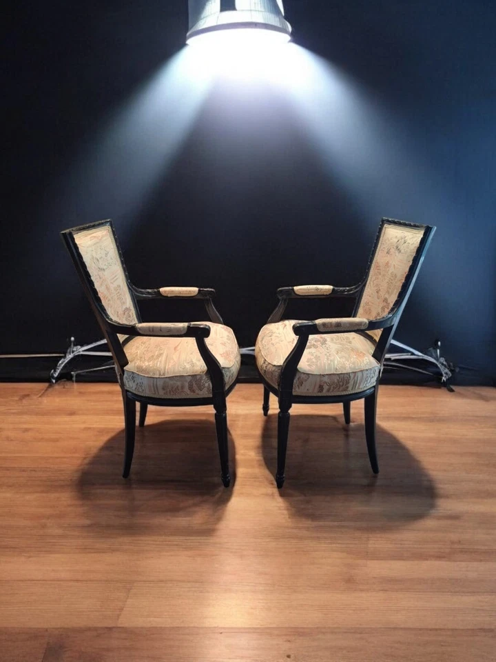 Elegante Par Vintage de Cadeiras de Laca Preta Estilo Luís XVI, Hollywood Regency - Imagem 3 de 4