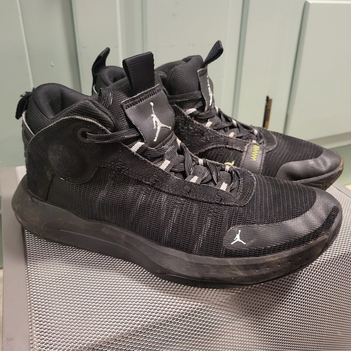 Jordan black hotsell tennis shoes